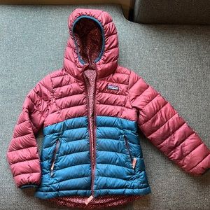 Patagonia reversible kids down hooded jacket size xs. Fits sizes 5/6…